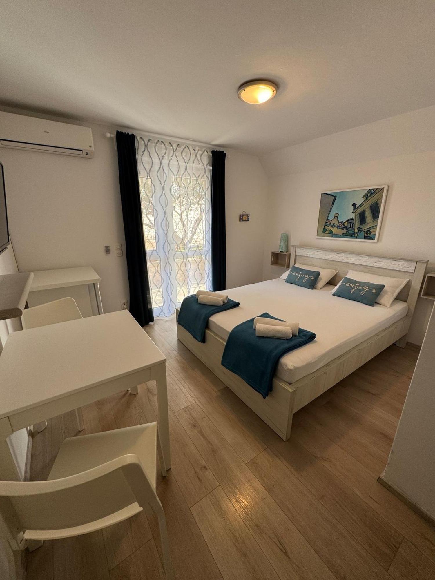 Guest House Kovacevic ฮวาร์ ภายนอก รูปภาพ